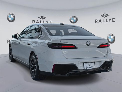 Certified 2025 BMW 750e xDrive w/ Premium Package image 5