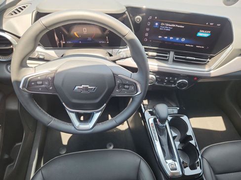 Used 2025 Chevrolet Trax ACTIV w/ Sunroof Package FWD image 11