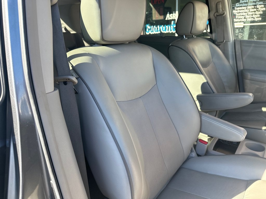 Used 2015 Nissan Quest Platinum FWD image 9