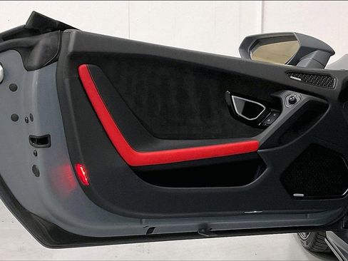 Used 2022 Lamborghini Huracan EVO image 19