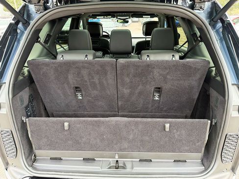 Used 2023 Land Rover Discovery Metropolitan Edition image 11