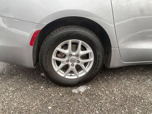 Used 2020 Chrysler Voyager LX image 30