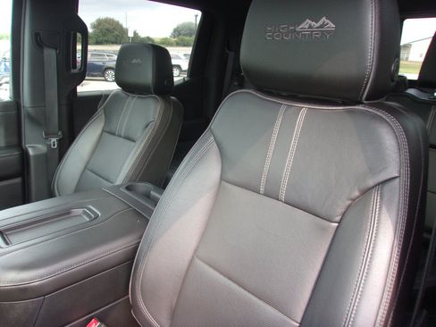 Used 2019 Chevrolet Silverado 1500 High Country w/ Technology Package AWD/4WD image 14