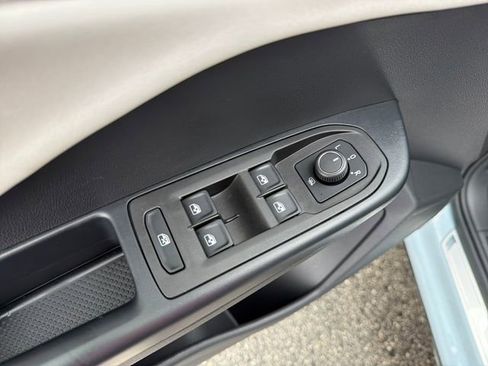 Used 2025 Volkswagen Taos SE FWD image 18