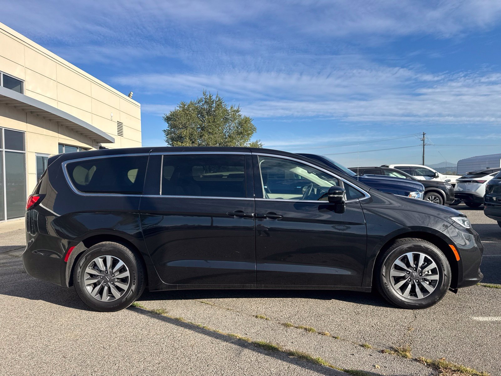 Used 2024 Chrysler Pacifica Limited FWD image 5