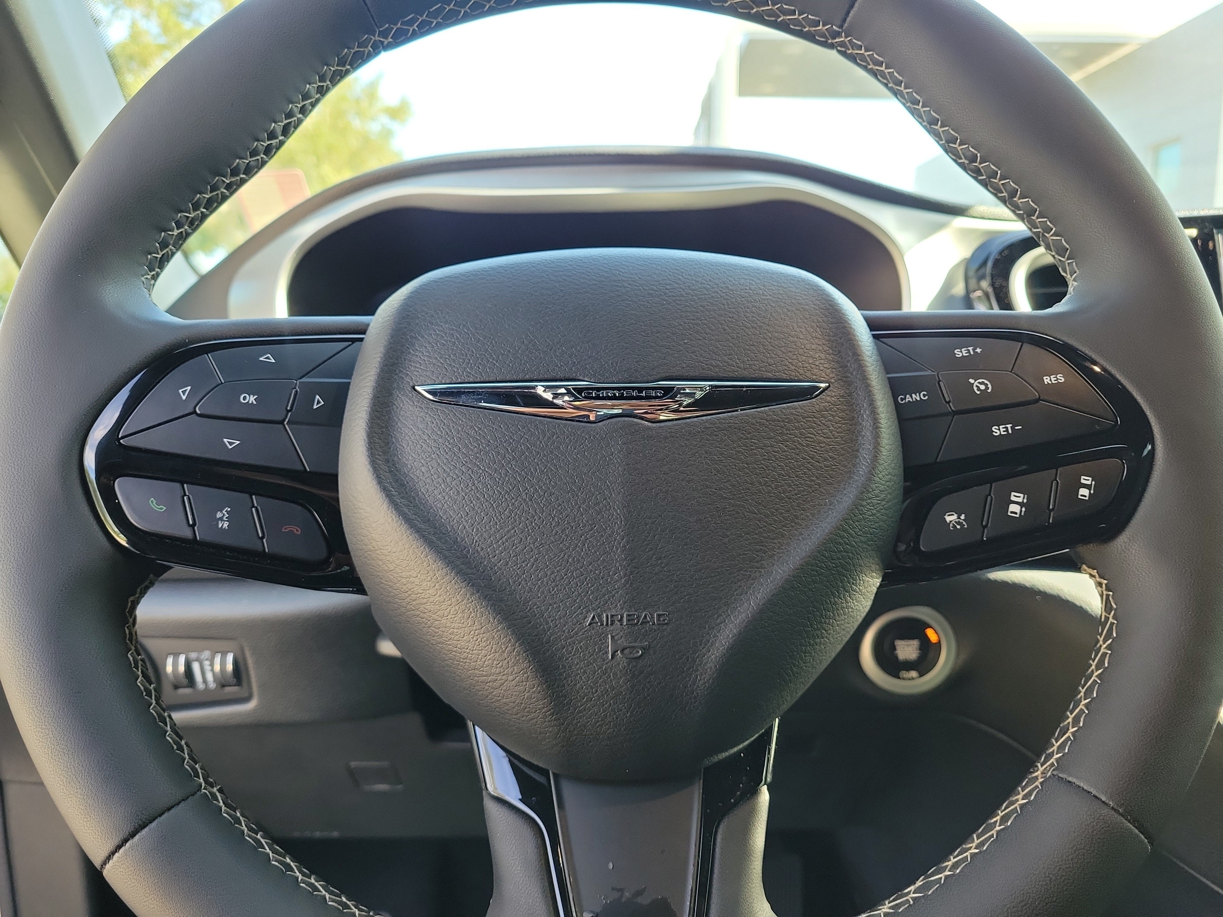Used 2024 Chrysler Pacifica Limited FWD image 17
