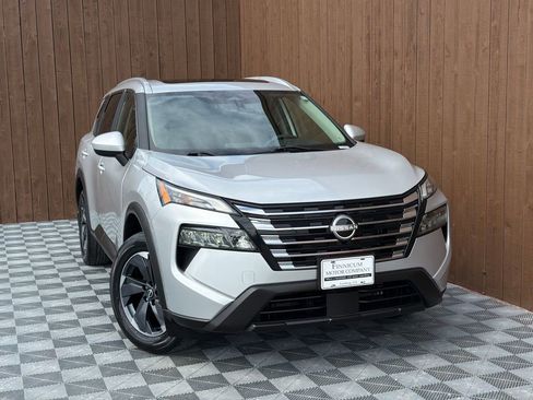 Used 2024 Nissan Rogue SV w/ SV Premium Package image 8