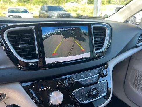 Used 2024 Chrysler Pacifica Touring-L FWD image 31