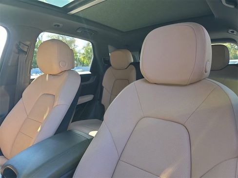 Certified 2025 Porsche Cayenne Base image 5