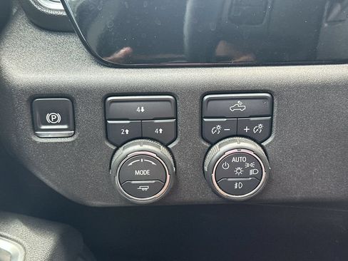 Used 2025 Chevrolet Silverado 2500 LT w/ Convenience Package AWD/4WD image 28