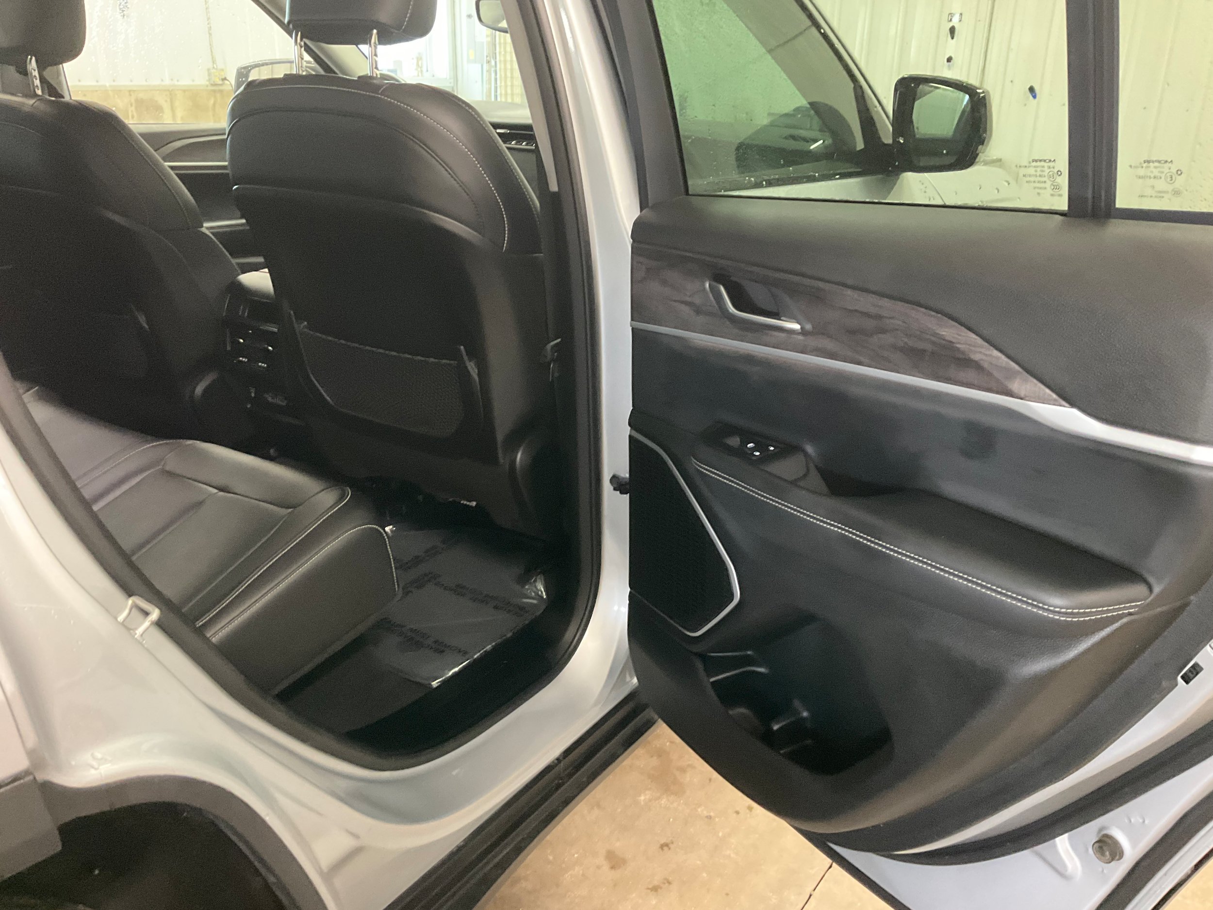Used 2022 Jeep Grand Cherokee Limited AWD/4WD image 25