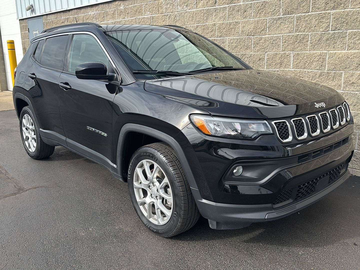 Used 2023 Jeep Compass Latitude w/ Sun and Sound Group AWD/4WD image 2