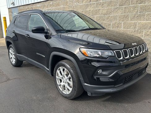 Used 2023 Jeep Compass Latitude w/ Sun and Sound Group AWD/4WD image 2