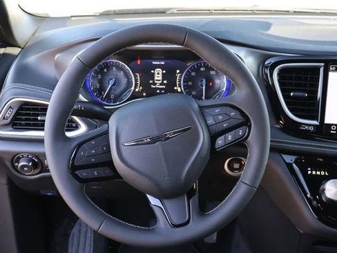 New 2026 Chrysler Pacifica Select image 14