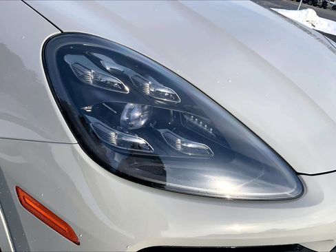 Used 2022 Porsche Cayenne Platinum Edition image 25