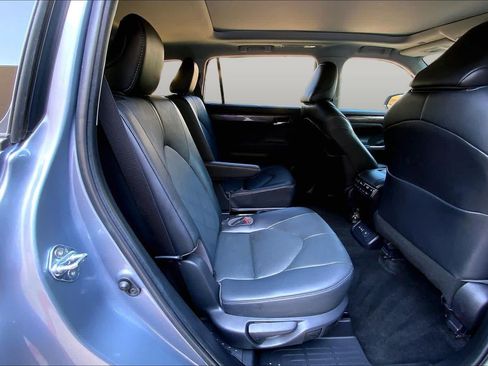 Used 2023 Toyota Highlander Platinum FWD image 20