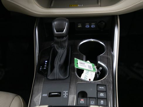 Used 2024 Toyota Highlander Limited AWD/4WD image 16