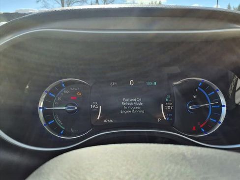 Used 2021 Chrysler Pacifica Touring-L FWD image 18