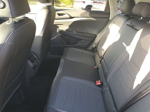 New 2026 Volkswagen Taos SE image 10