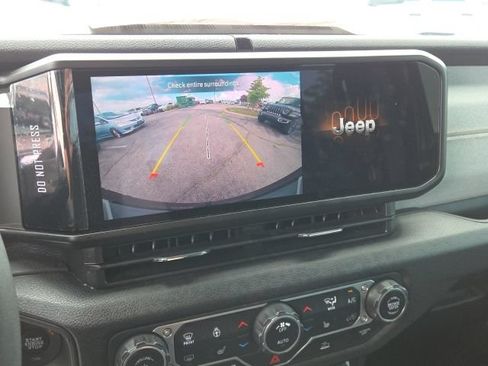 Used 2024 Jeep Wrangler Unlimited w/ Convenience Group AWD/4WD image 19