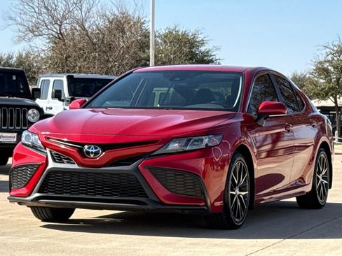 Used 2024 Toyota Camry SE image 3