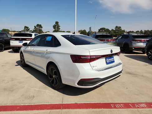 Certified 2025 Volkswagen Jetta SE w/ Sunroof Package FWD image 5