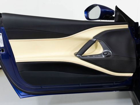 Used 2021 Ferrari 812 GTS image 32