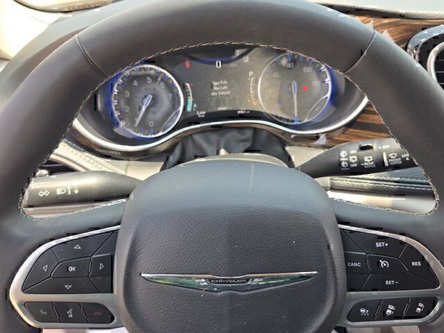 Used 2024 Chrysler Pacifica Limited FWD image 21