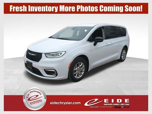 Used 2024 Chrysler Pacifica Touring-L image 1
