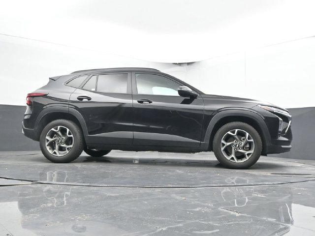 Used 2025 Chevrolet Trax LT FWD image 45