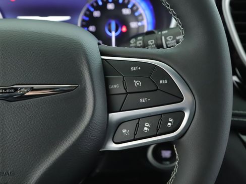 New 2026 Chrysler Pacifica Select image 8