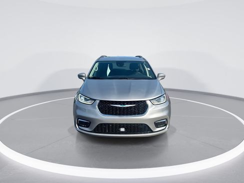 Used 2021 Chrysler Pacifica Touring-L FWD image 3