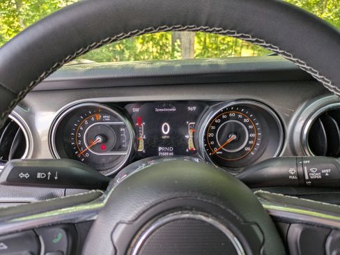 Used 2023 Jeep Gladiator Overland AWD/4WD image 15