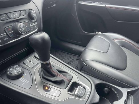 Used 2022 Jeep Cherokee Trailhawk AWD/4WD image 30
