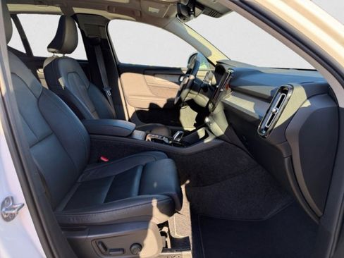 Used 2025 Volvo XC40 B5 Plus image 20