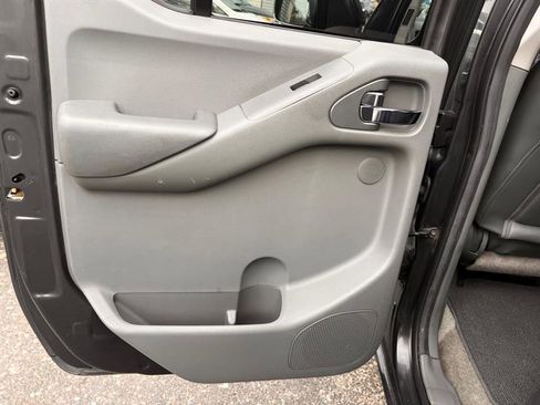 Used 2013 Nissan Frontier SL image 40