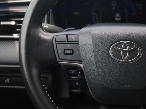 Used 2025 Toyota Camry SE FWD image 9