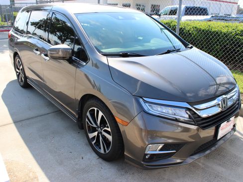 Used 2018 Honda Odyssey Elite image 2