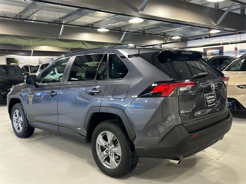 Used 2022 Toyota RAV4 LE image 4