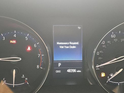 Used 2022 Toyota C-HR XLE FWD image 3