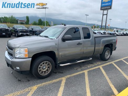 Used 2007 Chevrolet Silverado 1500 LT w/ 1LT Convenience Package AWD/4WD image 3