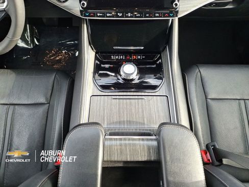 Used 2023 Jeep Wagoneer L Series II AWD/4WD image 12