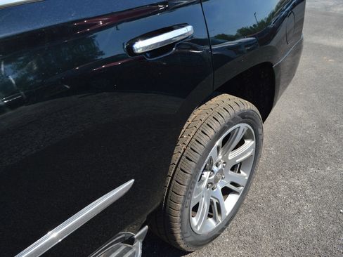 Used 2017 Cadillac Escalade Luxury AWD/4WD image 4