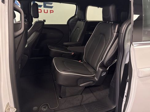 New 2026 Chrysler Pacifica Limited w/ Uconnect Theater Family Group image 27