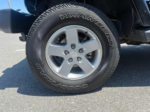 Used 2016 Jeep Wrangler Unlimited Sahara w/ Connectivity Group AWD/4WD image 40