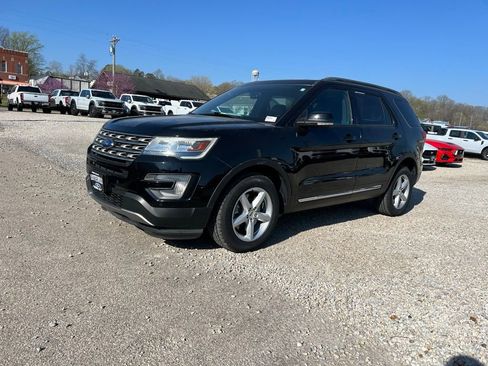 Used 2017 Ford Explorer XLT w/ Equipment Group 202A image 3