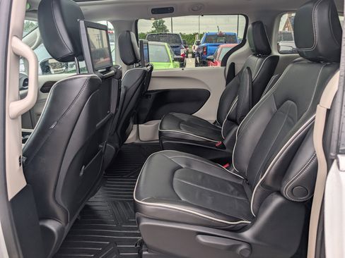 Used 2023 Chrysler Pacifica Limited w/ Uconnect Theater Family Group FWD image 16