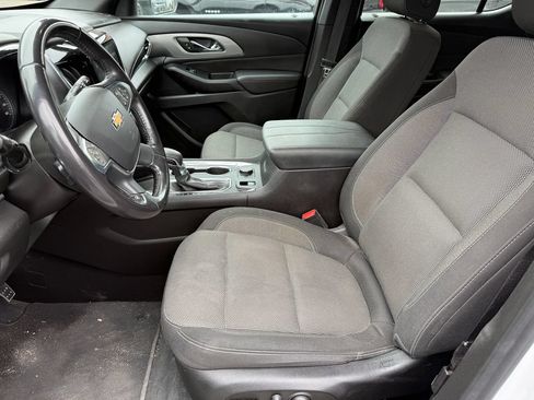 Used 2022 Chevrolet Traverse LT FWD image 3