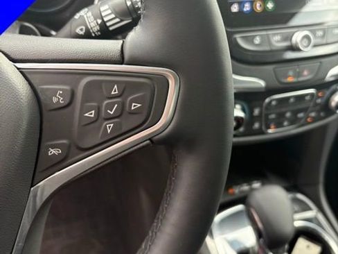 Used 2023 Chevrolet Equinox Premier image 16