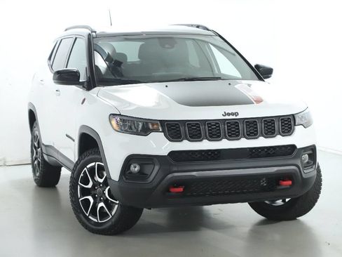 Used 2025 Jeep Compass Trailhawk AWD/4WD image 2